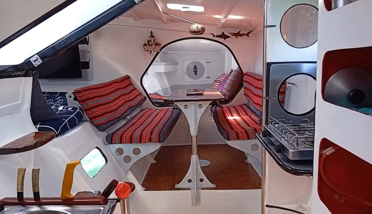 hull interior berths 01
